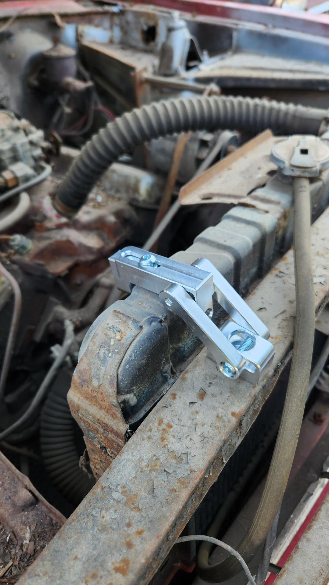 Universal Radiator Support Bracket; Adjustable; 2.5-3.5"